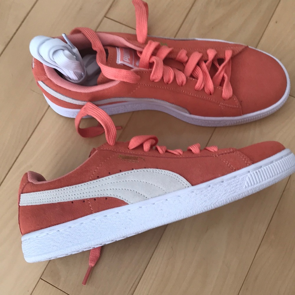 Pristine peach Puma Suede